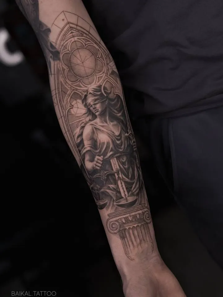 Статуя Фемиды в графике — мастер Валерия Байкал, MAIN Tattoo, Санкт-Петербург