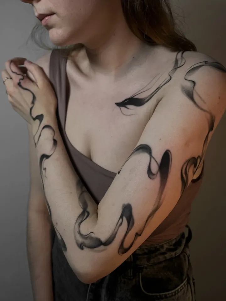 Абстракция на плече и руке — мастер Ефим Коваленко, MAIN Tattoo, Санкт-Петербург