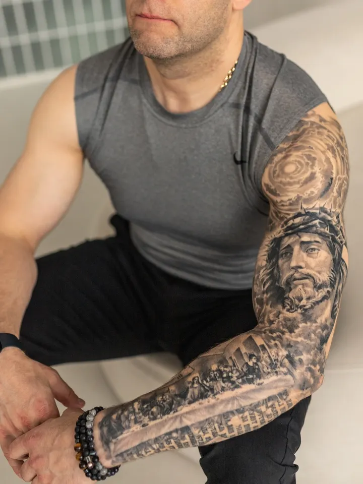 Чёрно-белый рукав в реализме — мастер Ефим Коваленко, MAIN Tattoo, Санкт-Петербург
