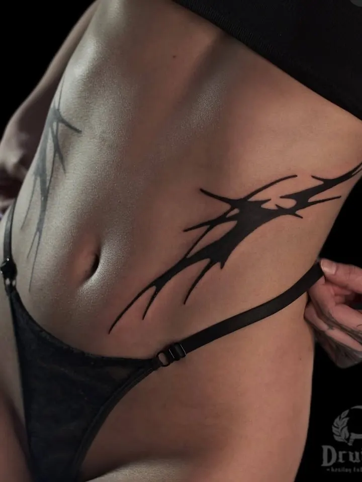 Неотрайбл на боку — мастер Джекибой, MAIN Tattoo, Санкт-Петербург