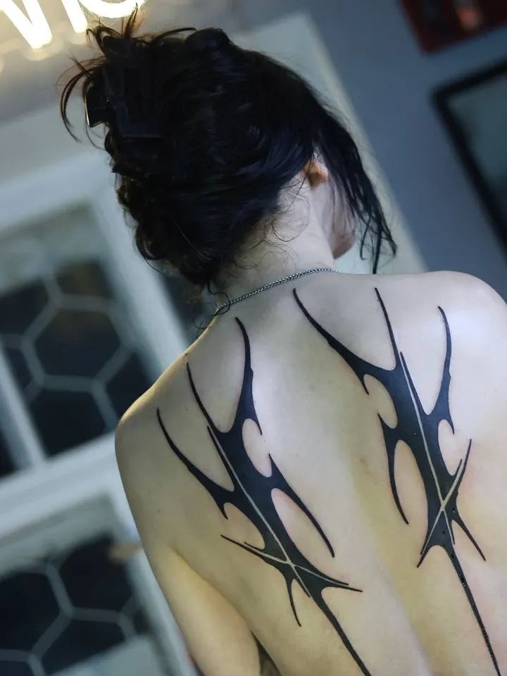 Неотрайбл на спине — мастер Джекибой, MAIN Tattoo, Санкт-Петербург