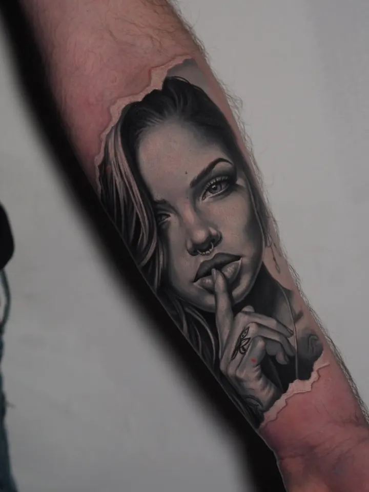 Чёрно-белый портрет — мастер Александр Хохлов, MAIN Tattoo, Санкт-Петербург