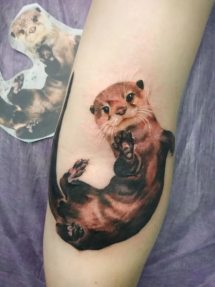 Выдра: эскиз и тату — мастер Княжна Наталья, MAIN Tattoo, Санкт-Петербург