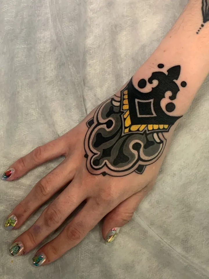 Орнамент на кисти — мастер Александр Сода, MAIN Tattoo, Санкт-Петербург
