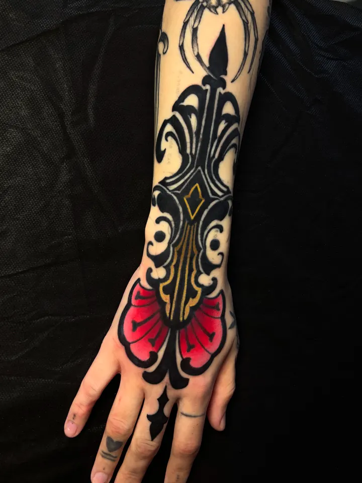 Орнамент на предплечье и кисти — мастер Александр Сода, MAIN Tattoo, Санкт-Петербург
