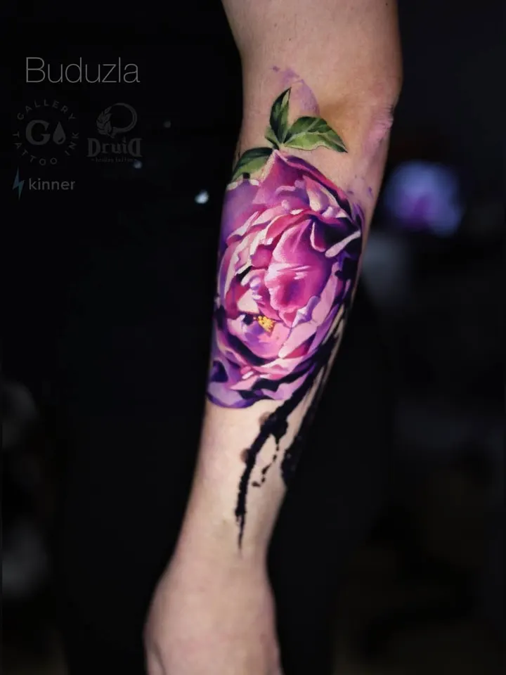 Пион на предплечье — мастер Светлана Будузла, MAIN Tattoo, Санкт-Петербург
