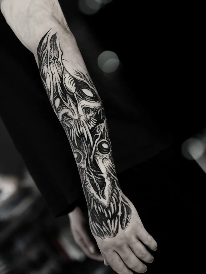 Графика на всё предплечье — мастер Тони Шевченко, MAIN Tattoo, Санкт-Петербург